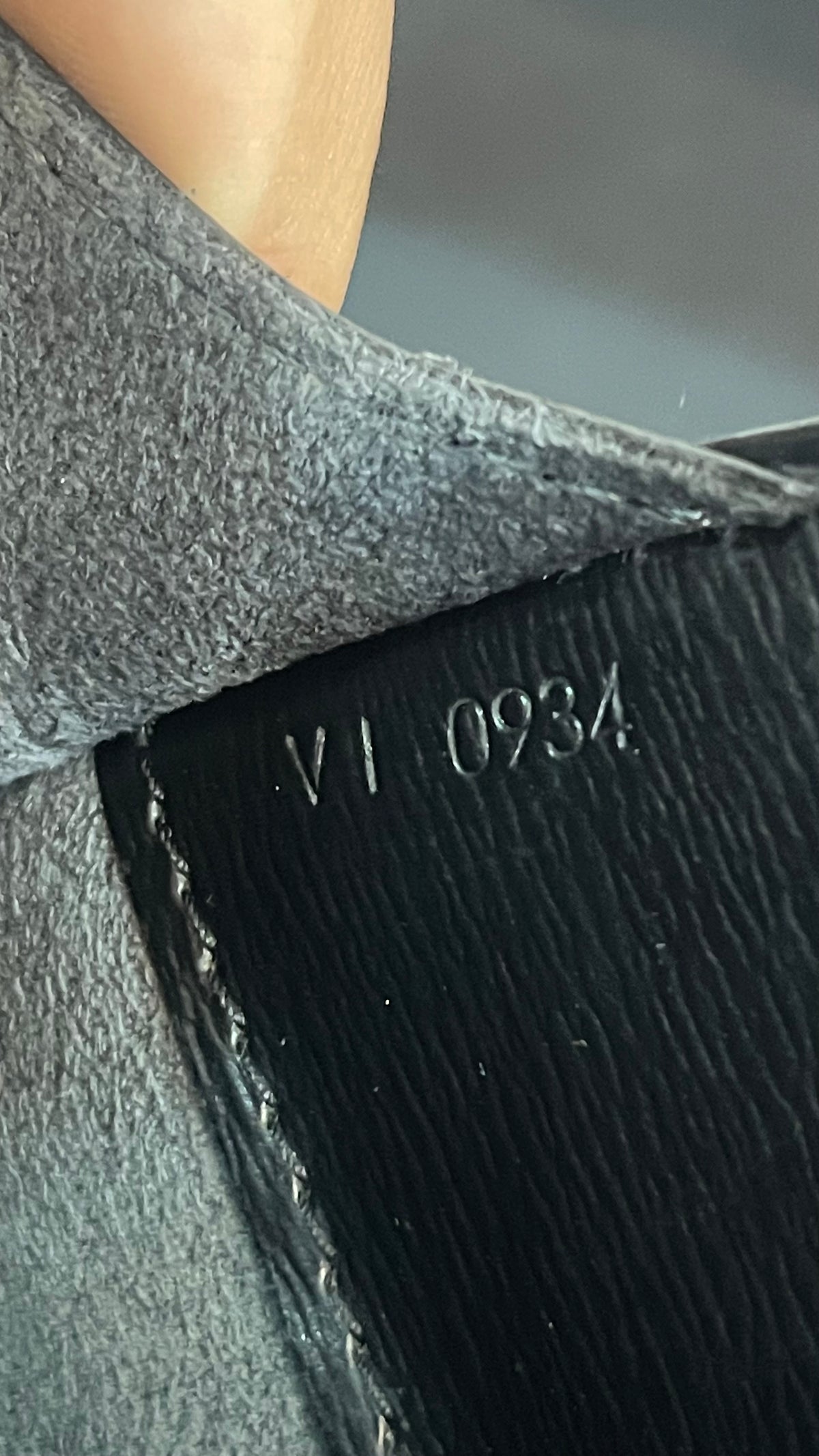 Louis Vuitton Preloved Épi Leather Cluny Shoulder Bag | Noir