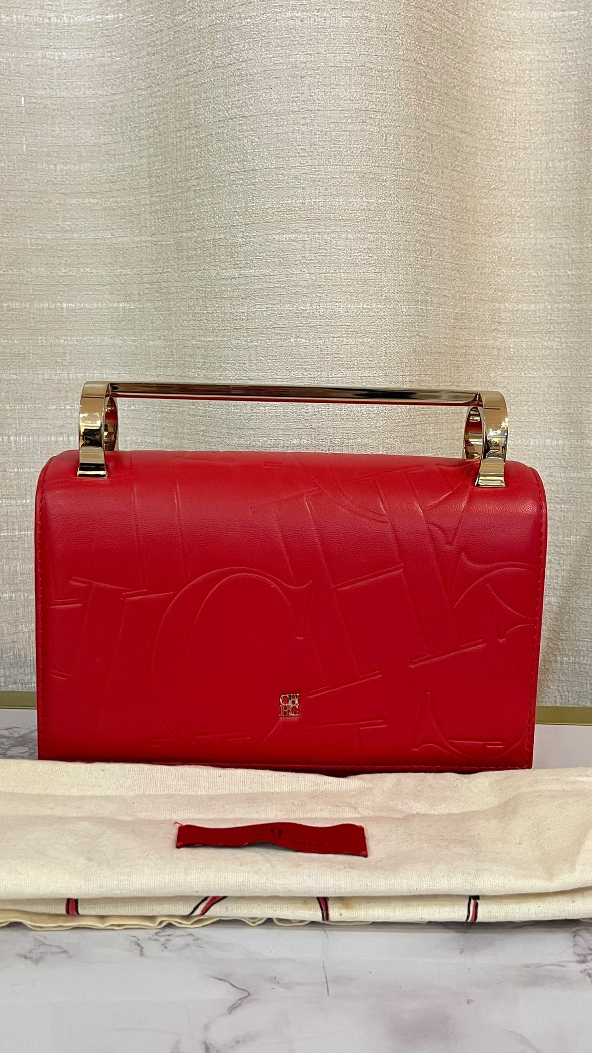 Carolina Herrera Insignia Crossbody | Cuero Rojo | Monograma CH en Relieve