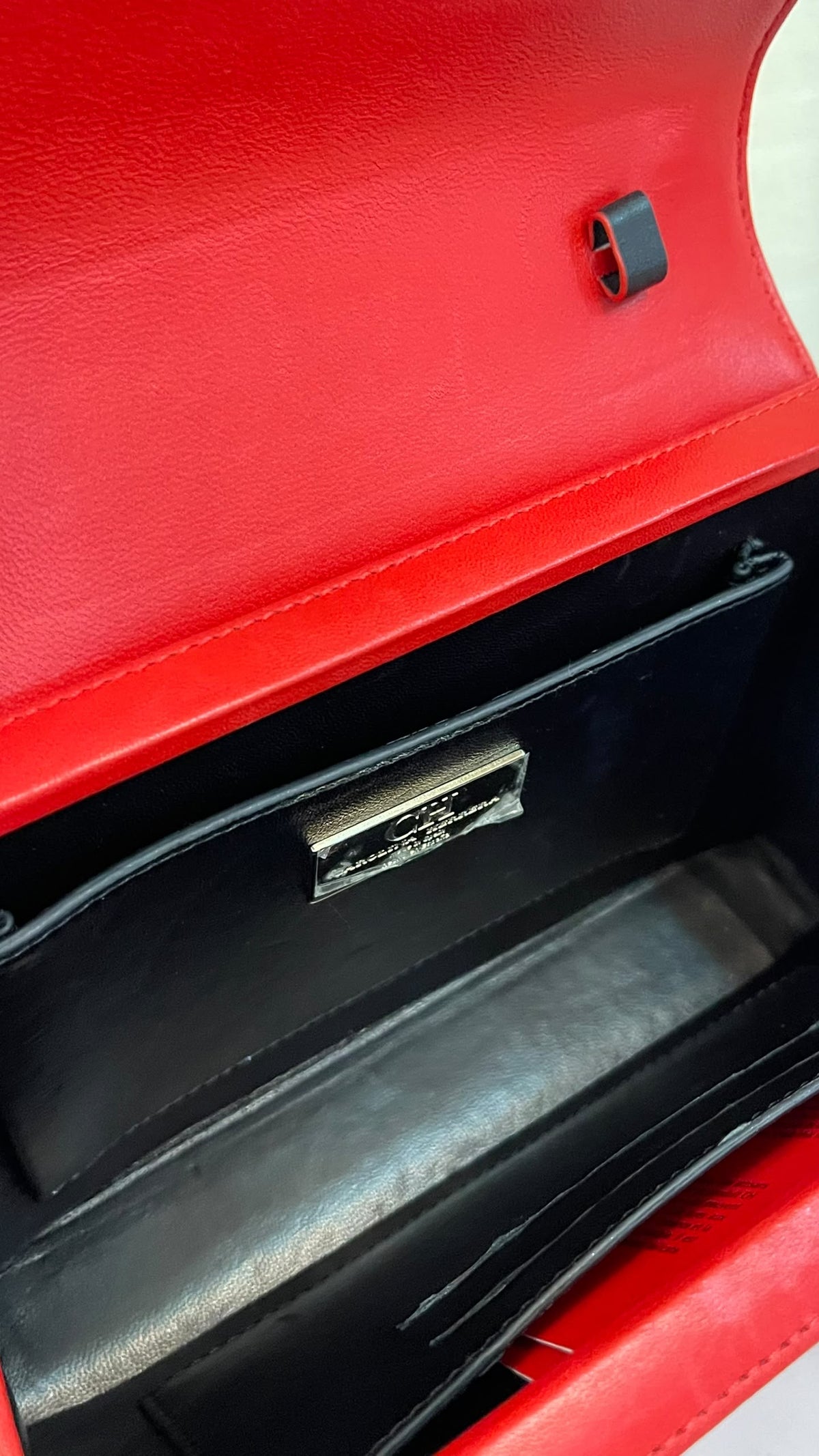 Carolina Herrera Insignia Crossbody | Cuero Rojo | Monograma CH en Relieve