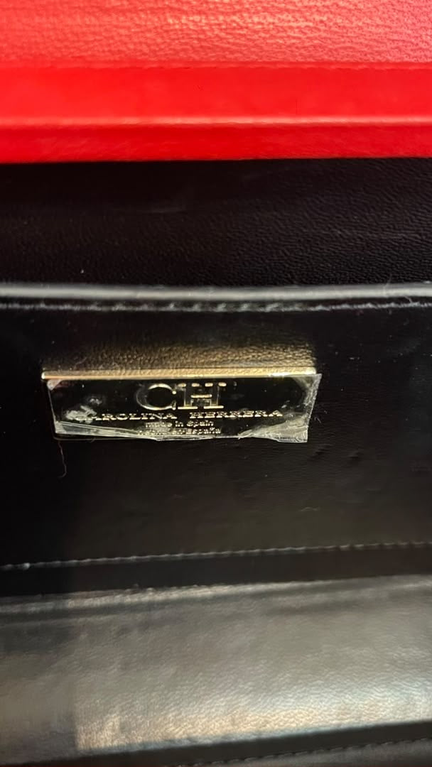Carolina Herrera Insignia Crossbody | Cuero Rojo | Monograma CH en Relieve