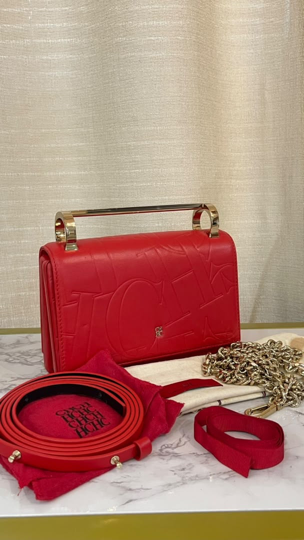 Carolina Herrera Insignia Crossbody | Cuero Rojo | Monograma CH en Relieve