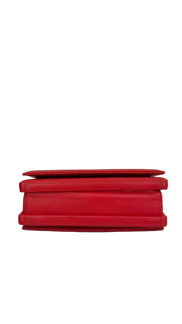 Carolina Herrera Insignia Crossbody | Cuero Rojo | Monograma CH en Relieve