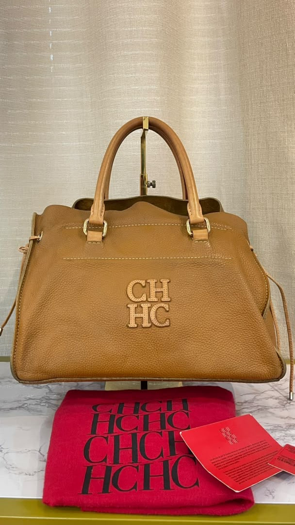 Carolina Herrera CHHC Satchel Tote | Cuero Pebbled Camel | Logo Bordado